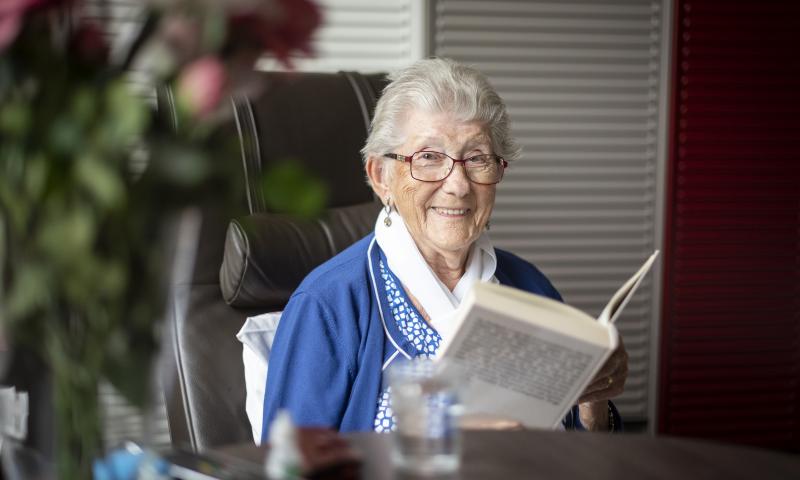 oudere dame met boek